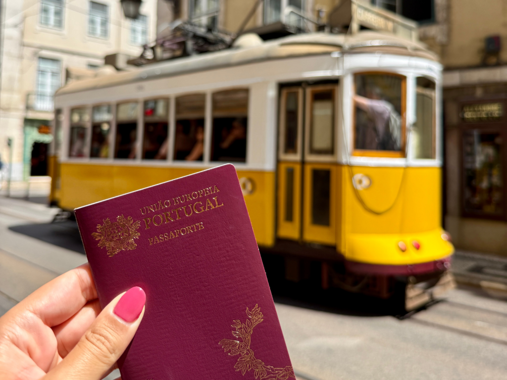 Viagem a Lisboa com o passaporte português e o tradicional elétrico amarelo ao fundo.